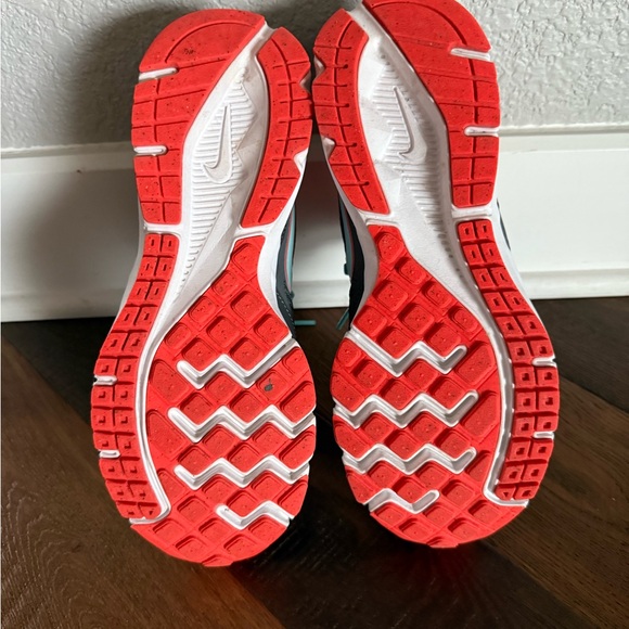 Nike Women’s Downshifter Charcoal and Coral Sneakers - Picture 9 of 9